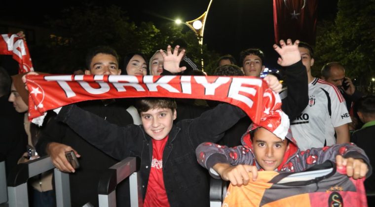 A Milli Futbol Takımı’nı TRYP by Wyndham otelin önünde yüzlerce taraftar karşıladı