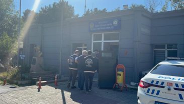 10 yıldır aranan firari dükkanında yakalandı, kelepçeye itiraz etti
