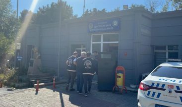 10 yıldır aranan firari dükkanında yakalandı, kelepçeye itiraz etti