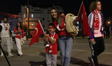 Kocaeli Stadyumu girişinde binlerce taraftar renkli görüntüler oluşturdu