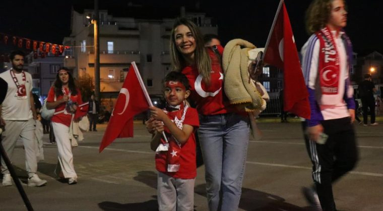 Kocaeli Stadyumu girişinde binlerce taraftar renkli görüntüler oluşturdu