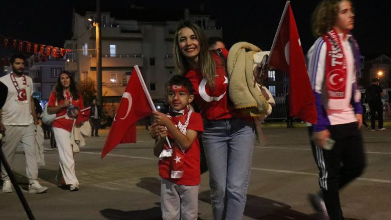 Kocaeli Stadyumu girişinde binlerce taraftar renkli görüntüler oluşturdu