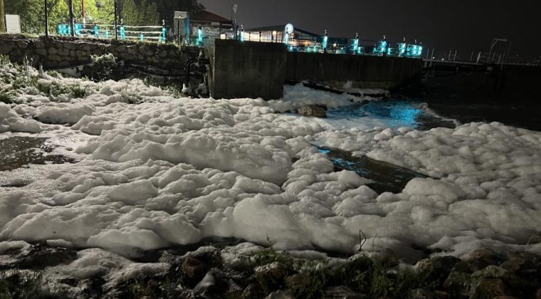 İzmit’te sahildeki köpükler merak uyandırdı