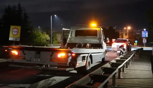 Başiskele’de motosiklet bariyere çarptı