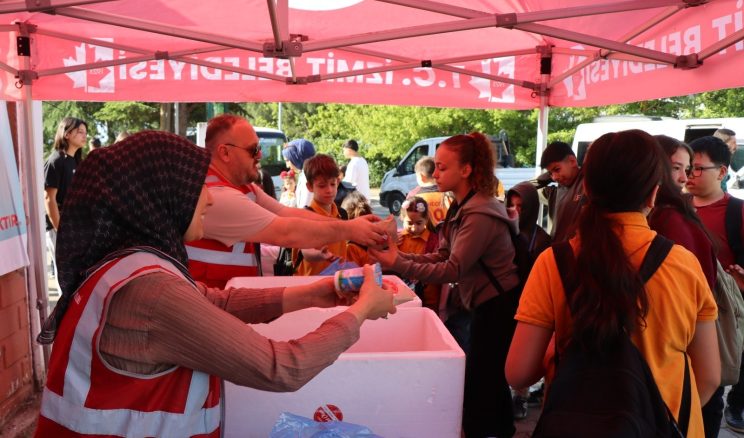 İlkokul öğrencilerine ücretsiz yemek