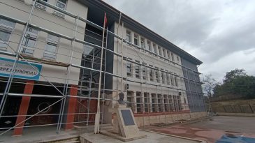 Körfez Belediyesi’nden okullara destek: Eğitime konfor ve erişim dokunuşu