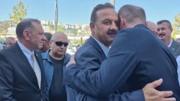 İzmit’te vatandaştan Yavuz Ağıralioğlu’na; “Siz de inşallah parti değiştirmezsiniz”