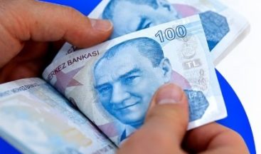 Üniversiteyi kazanan öğrencilere 10 Bin TL destek