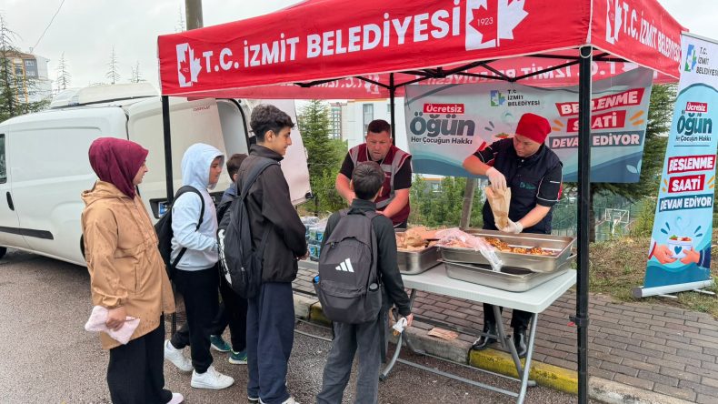 İzmit’te öğrencilere pizza ve ayran ikram edildi