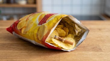 Kocaeli’de cips paketinden sigara izmariti çıktı