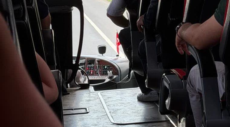 Muavin kadın yolcuya yolculuğu zehir etti