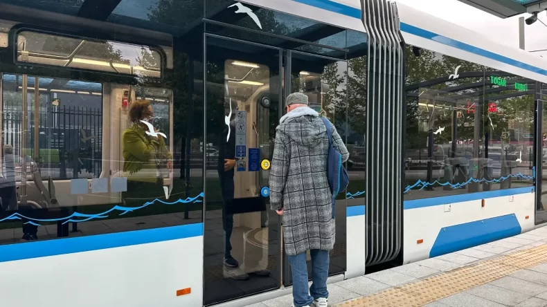 Akçaray filosu büyüyor: Bakanlığın Mavi-Beyaz yeni tramvayları raylara indi