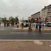 İzmit tramvay yolunda tehlikeli anlar: Polis harekete geçti