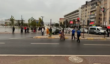 İzmit tramvay yolunda tehlikeli anlar: Polis harekete geçti