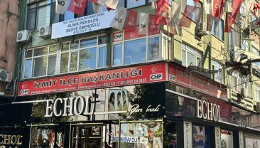 CHP İzmit İlçe Binasında pankart değişimi: Özel, Ercan ve Hürriyet görselleri söküldü