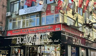 CHP İzmit İlçe Binasında pankart değişimi: Özel, Ercan ve Hürriyet görselleri söküldü