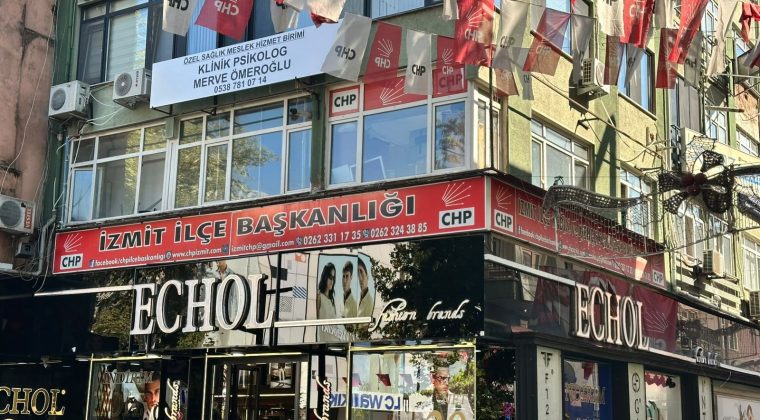 CHP İzmit İlçe Binasında pankart değişimi: Özel, Ercan ve Hürriyet görselleri söküldü