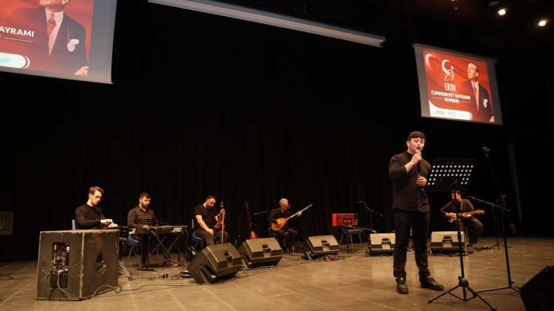 Kocaeli Çayırova’da Cumhuriyet Bayramı konserine yoğun ilgi