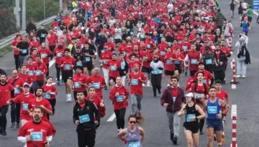 Kocaeli’de Osmangazi Köprüsü’nde tarihi koşu: 6 bin 500 kişi Cumhuriyet için yarıştı