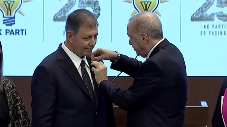 İzmir Büyükşehir Belediye Başkanı Cemil Tugay AK Parti’ye katıldı