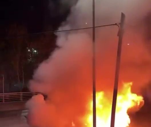 Kocaeli’de iki ayrı araç yangını: Otomobil ve tır dorsesi alev aldı