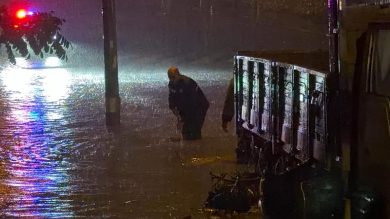 Gebze’de sokaklar dereye döndü, vatandaşlar mahsur kaldı