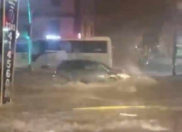 Kocaeli’de sağanak etkisini sürdürüyor: Cadde ve sokaklar göle döndü