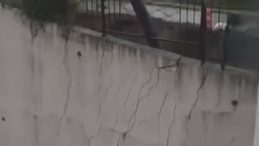 Dev istinat duvarı yerle bir oldu: O anlar kamerada