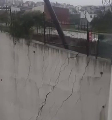 Dev istinat duvarı yerle bir oldu: O anlar kamerada