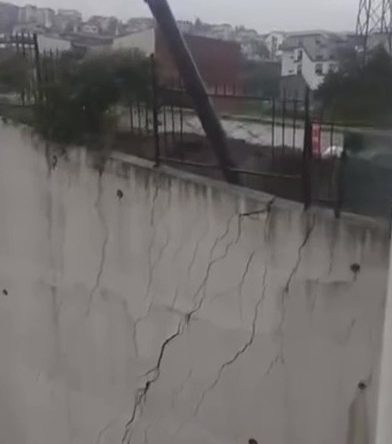 Dev istinat duvarı yerle bir oldu: O anlar kamerada