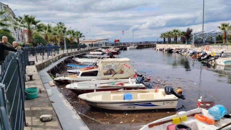 Kocaeli’de fırtına balıkçı teknelerinde hasara yol açtı