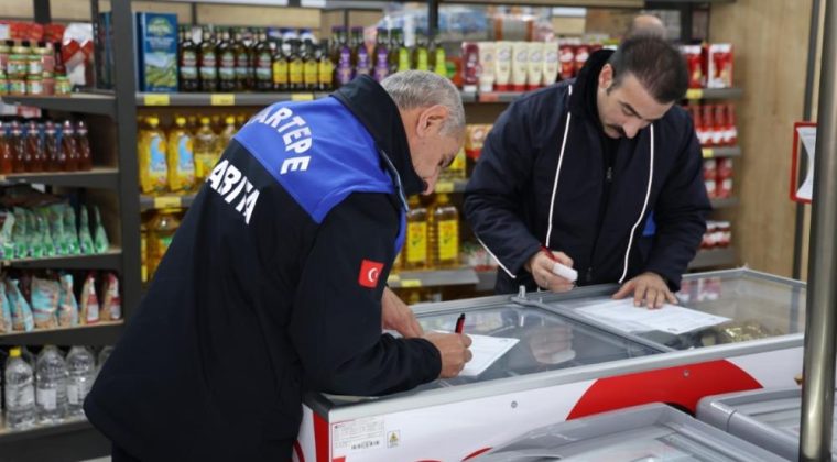 Belediye affetmedi,  Kartepe’deki market mühürlendi