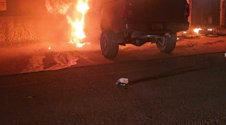 Başiskele’de alevler araçları sardı! 3 araç alev alev yandı