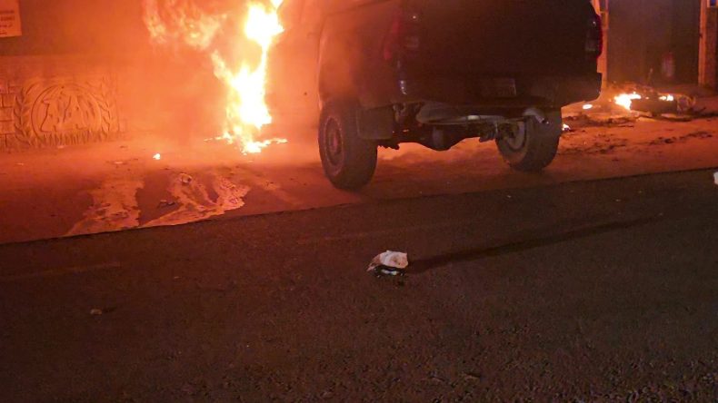 Başiskele’de alevler araçları sardı! 3 araç alev alev yandı