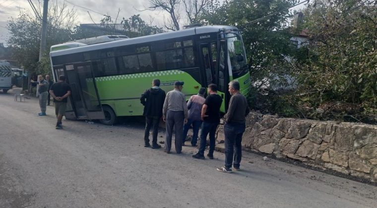 Kocaeli’de özel halk otobüsü duvara çarptı: 10 yaralı