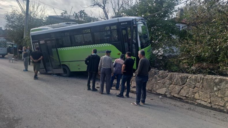 Kocaeli’de özel halk otobüsü duvara çarptı: 10 yaralı