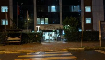 Ünlü şarkıcı hastaneye kaldırıldı