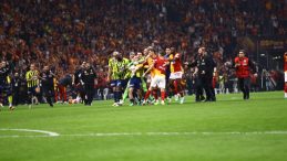 Galatasaray derbiyi 2-1 kazandı; Kerem Aktürkoğlu ve Sallai tartıştı saha karıştı