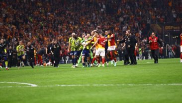Galatasaray derbiyi 2-1 kazandı; Kerem Aktürkoğlu ve Sallai tartıştı saha karıştı
