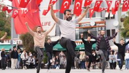 Kocaeli’de Cumhuriyet coşkusu: 41 kişi meydanda zeybek oynadı