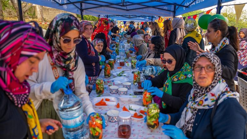 Kocaeli’de imece kültürü yeniden canlandı: Kadınlar kışlık hazırlık yaptı