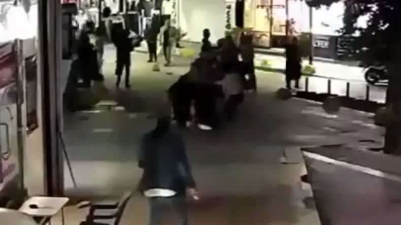Kocaeli’de korkunç anlar! Anne ve kızına cadde ortasında saldırdılar