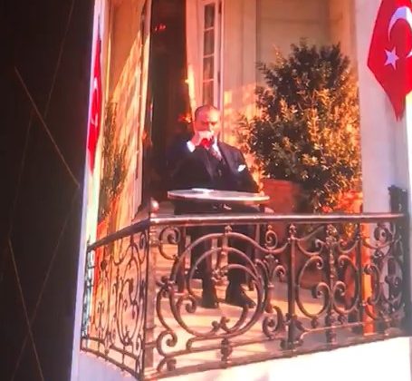 İzmit’te duygu dolu anlar: Vatandaşlar gerçekmiş gibi o anı yaşadılar