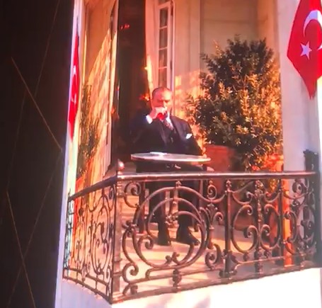 İzmit’te duygu dolu anlar: Vatandaşlar gerçekmiş gibi o anı yaşadılar