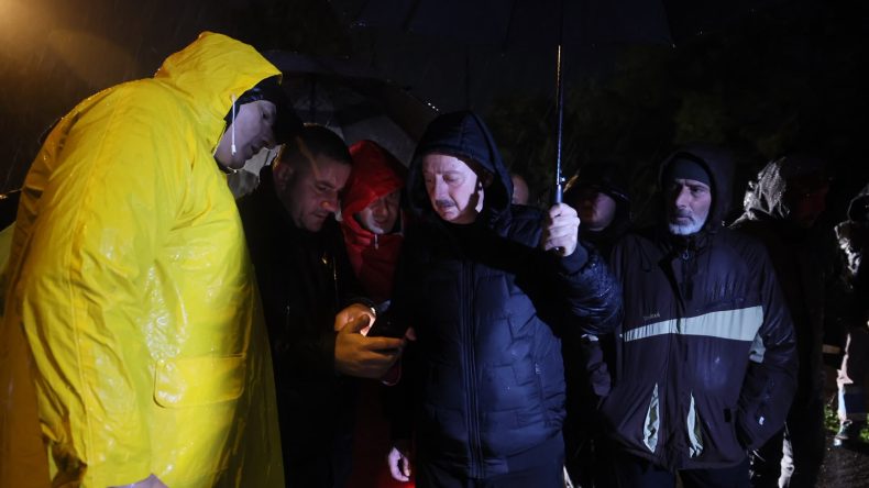 Vali Aktaş ve Başkan Büyükakın gece yarısı sahadalar: Önce Derbent sonra AFAD