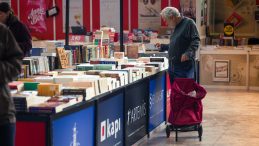 Kocaeli Kitap Fuarı’nda renkli görüntüler! Valizler kitaplarla doluyor