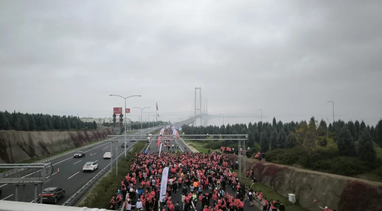 Kocaeli’de Cumhuriyet coşkusu Osmangazi Köprüsü’ne taşındı: Koşu başladı!