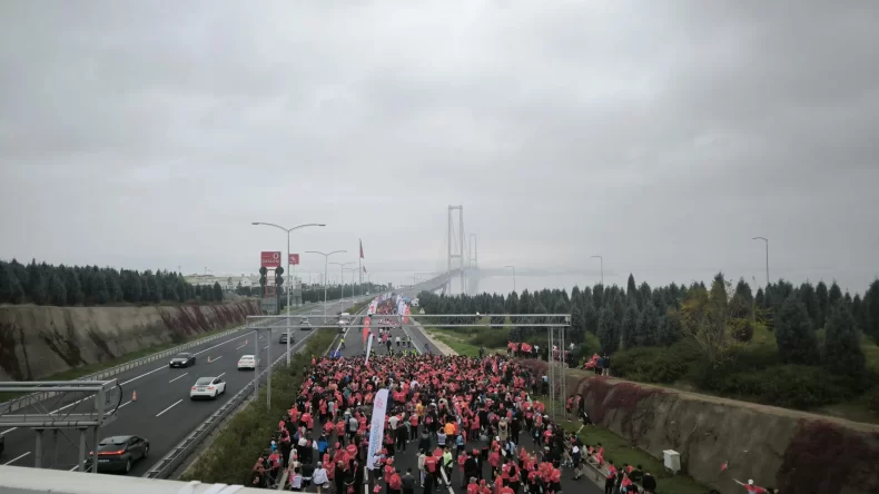 Kocaeli’de Cumhuriyet coşkusu Osmangazi Köprüsü’ne taşındı: Koşu başladı!