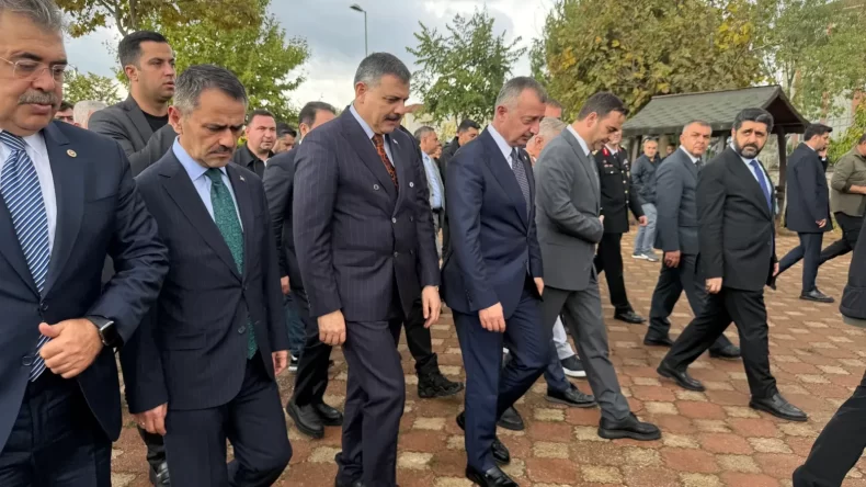 Bakan Çiftçi Kocaeli’de cuma namazı sonrası vatandaşlarla buluştu