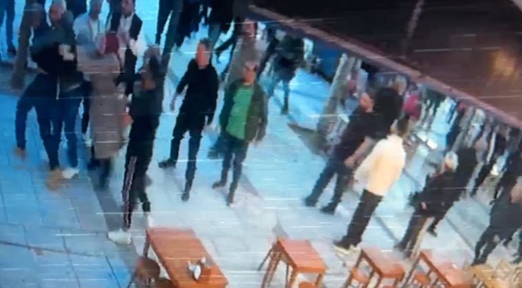 Genç kıza saldıran şahıs vatandaşlardan meydan dayağı yedi